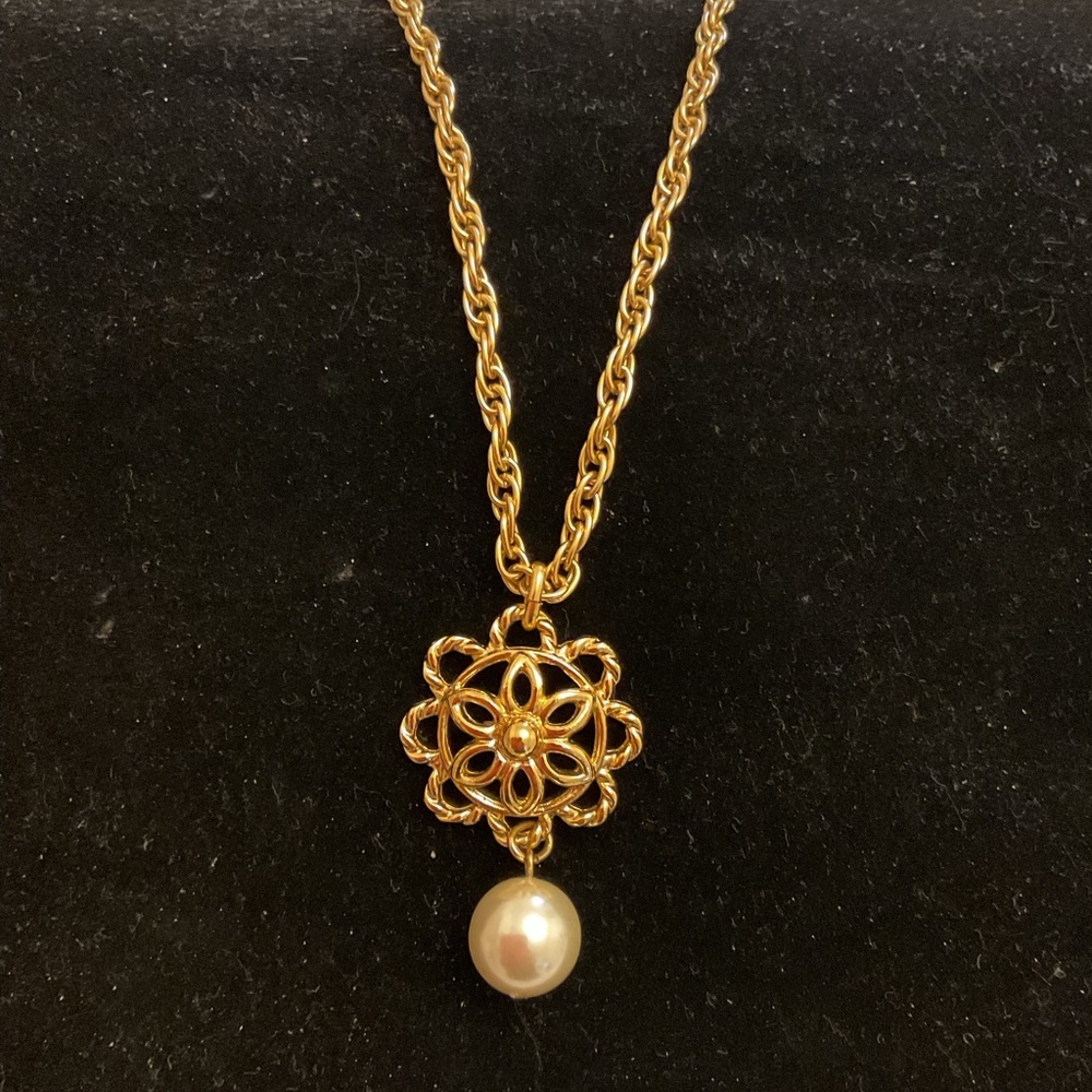 #4 Moschino Vintage Pearl Gold Flower Chain Pendant Necklace